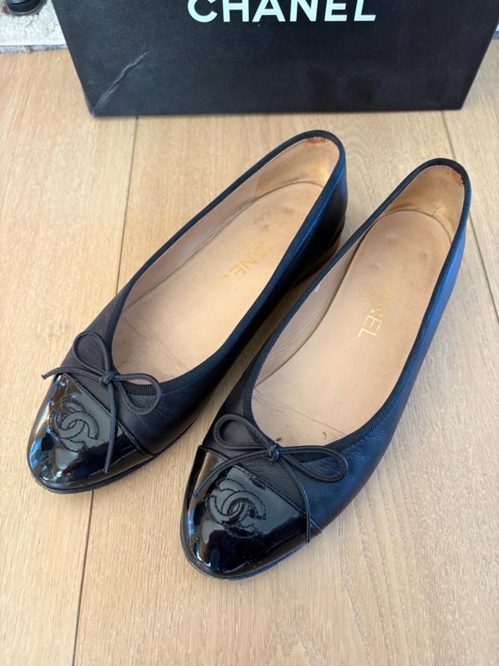 CHANEL Black Patent Cap-Toe Leather Ballet Flats with CC Logo - Picture 2 of 11
